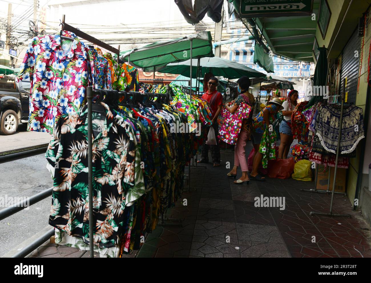 Geschäfte entlang der Khaosan Road in Bangkok, Thailand. Stockfoto