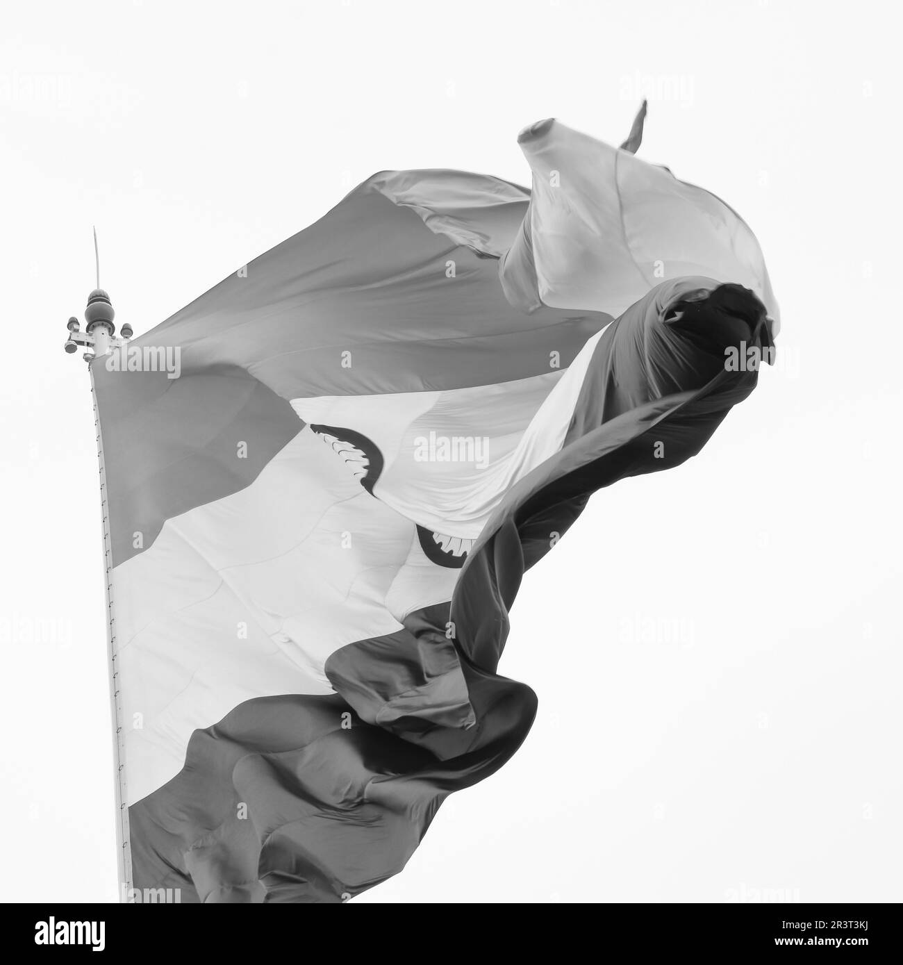 Die indische Flagge fliegt hoch am Connaught Place mit Stolz am blauen Himmel, die indische Flagge flattert, die indische Flagge am Unabhängigkeitstag und am Tag der Republik Indien, ti Stockfoto