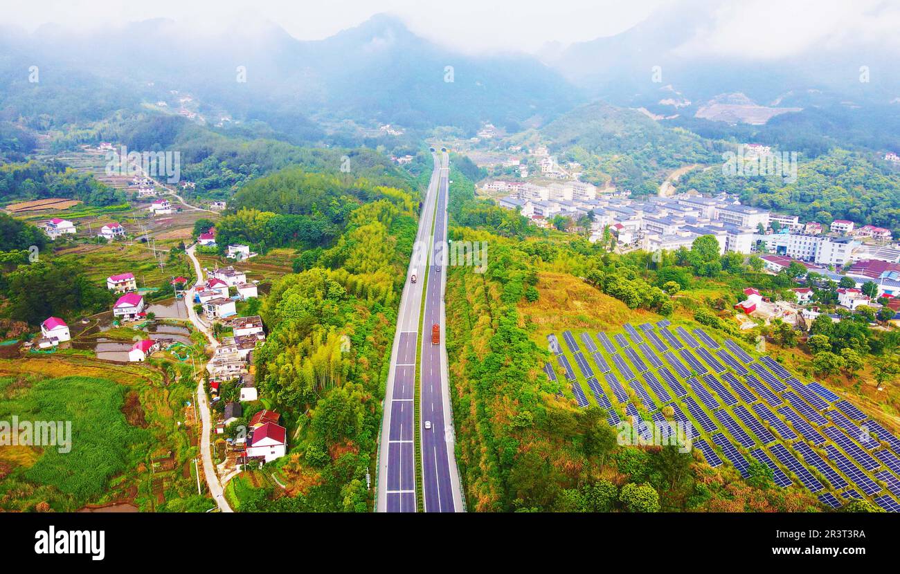 ANQING, CHINA - 25. MAI 2023 - Grüne Hügel, Straßen und Solarpaneele sind im Dorf Tengyun, Anqing, Provinz Anhui, China, 2. Mai zu sehen Stockfoto