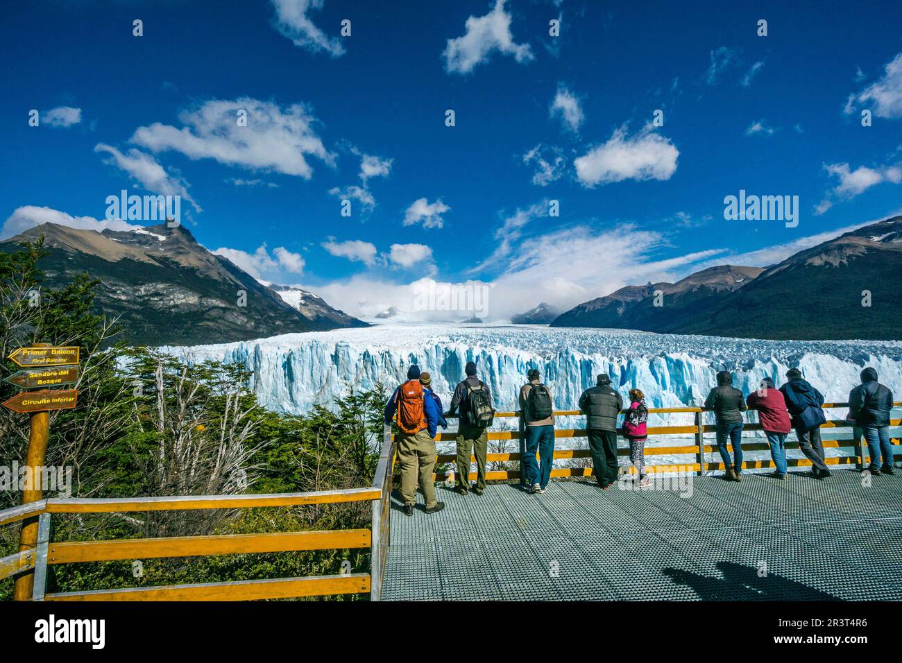 turistas en el Primer Balcon, Glaciar Perito Moreno , Parque Nacional Los Glaciares, departamento Lago Argentino, Provincia de Santa Cruz, Republika Argentinien, Patagonien, cono sur, Südamerika. Stockfoto