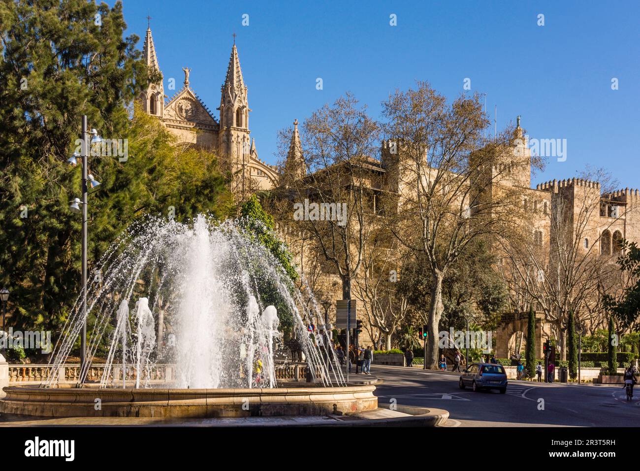 Plaza De La Reina y Palacio Real De La Almudaina, Palma, Mallorca, Balearen, Spanien, Europa. Stockfoto