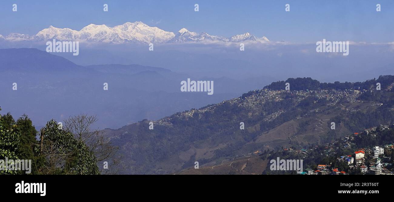 Wunderschöne darjeeling Hill Station und Panoramablick auf den Berg kangchenjunga, den 3. höchsten Gipfel der Welt. Schneebedeckte himalaya Berge, indien Stockfoto