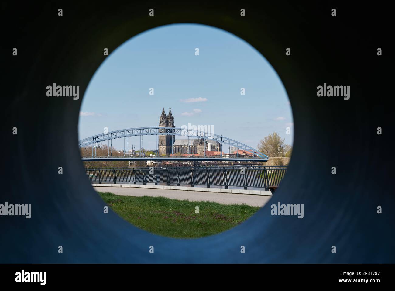 Blick auf die Magdeburger Kathedrale und die Stern-Brücke durch das Loch einer Skulptur am Ufer der Elbe Stockfoto