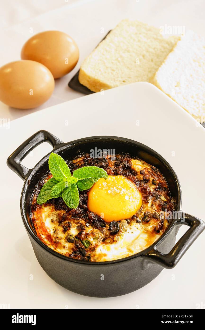 Ous a la Mallorquina - huevos a la Mallorquina -, Restaurante Sal de Coco, Mallorca, Balearen, Spanien. Stockfoto