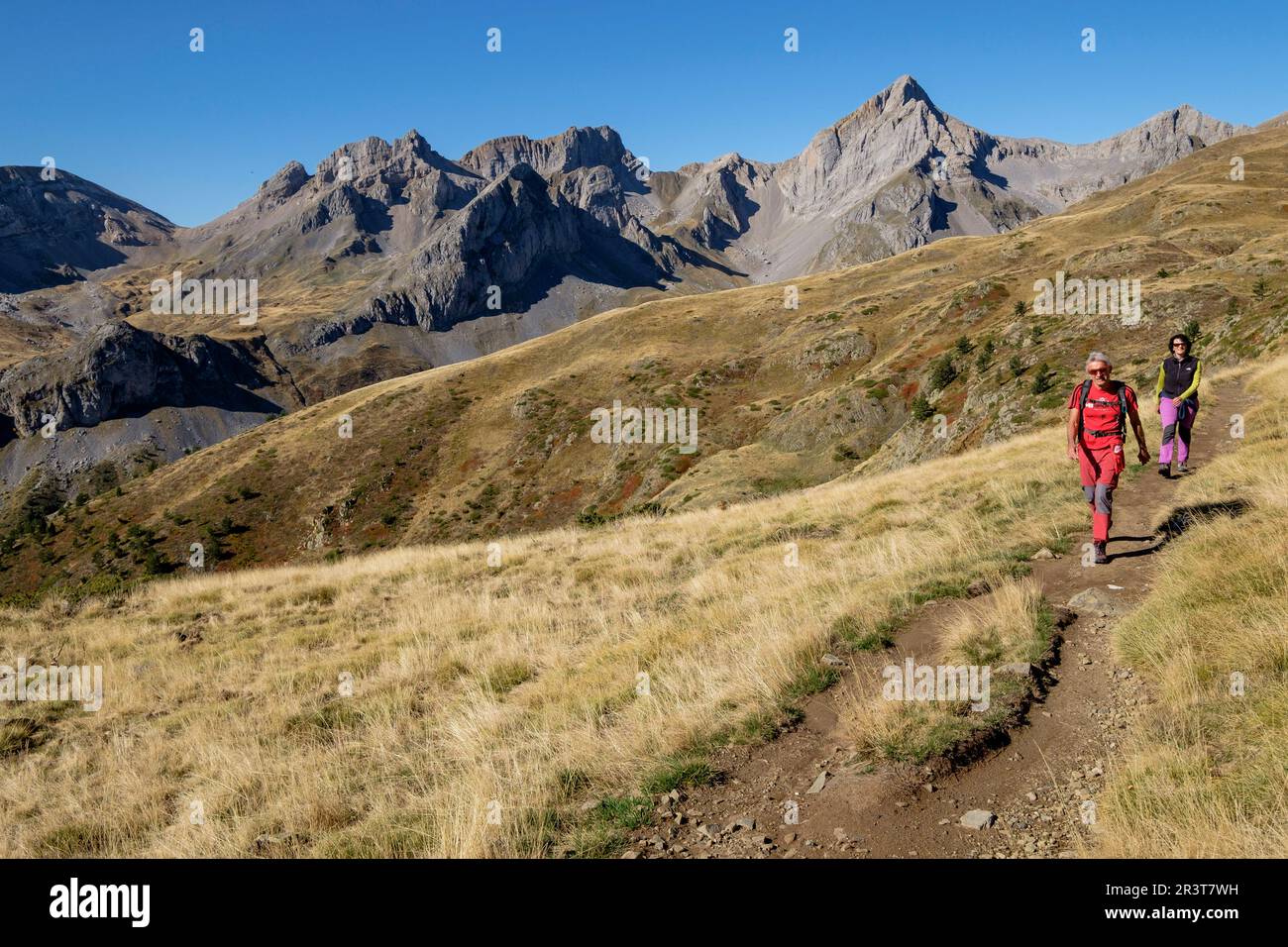 Wanderer auf dem Pfad des Acherito ibón, Petraficha und Quimboa Alto, Tal von Hecho, westlichen Täler, Pyrenäen, Provinz Huesca, Aragón, Spanien, Europa. Stockfoto