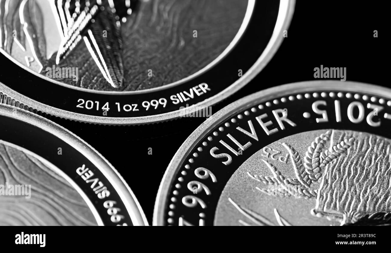 Nahaufnahme der Silver Bullion Coin auf schwarzem Spiegelhintergrund Stockfoto