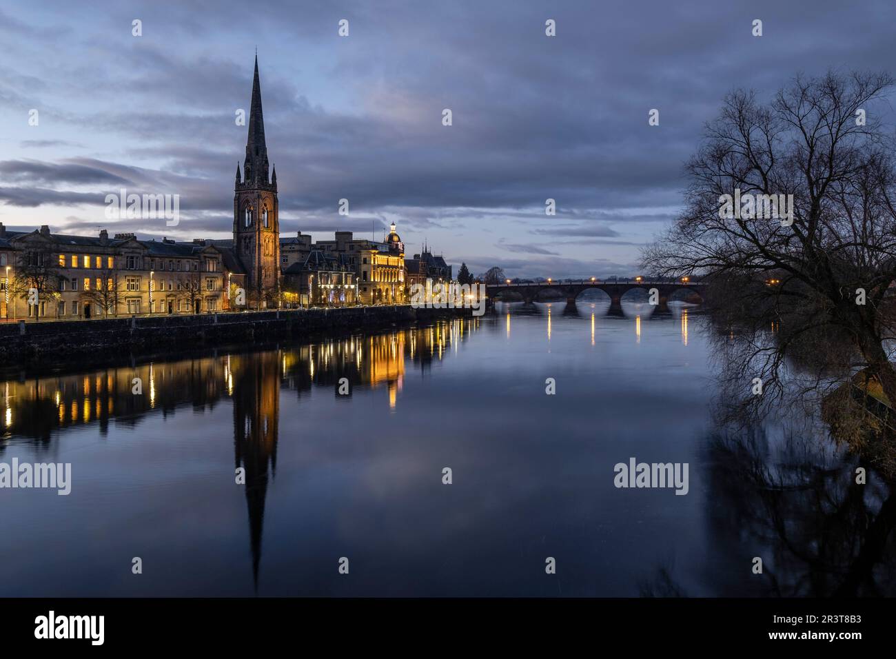 Iglesia de St. Matthäus, Al fondo El Puente de Smeaton, Río Tay, Perth, Perth und Kinross, Highlands, Escocia, Reino Unido. Stockfoto
