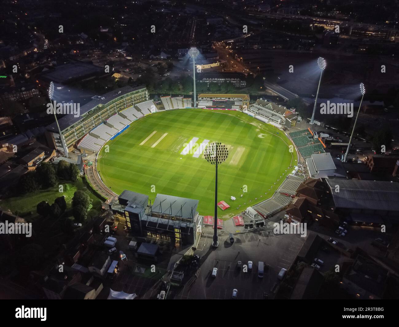 Taunton, Somerset, Großbritannien. 24. Mai 2023 Wetter in Großbritannien. Der Himmel leuchtet orange über dem beleuchteten Cooper Associates County Ground bei Sonnenuntergang am Ende eines heißen, sonnigen Tages nach dem Cricket-Spiel T20 zwischen Somerset und Hampshire. Bildnachweis: Graham Hunt/Alamy Live News Stockfoto