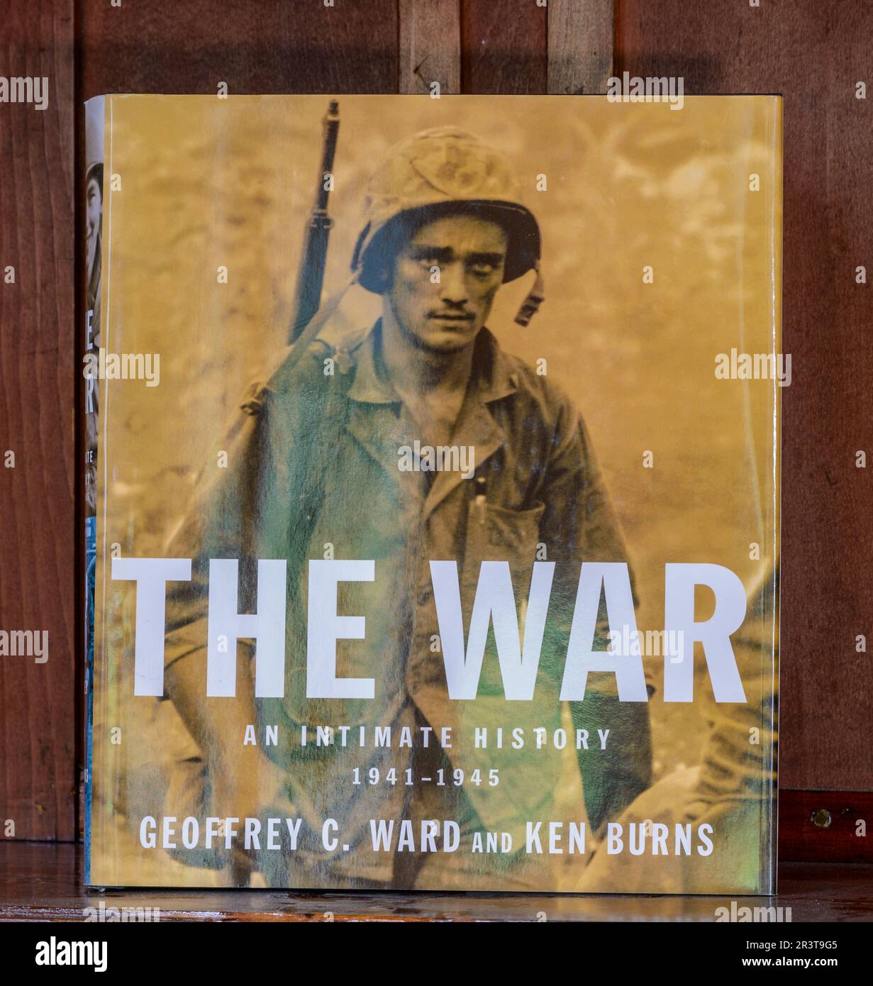 NEW ORLEANS, LA, USA - 24. MAI 2023: Titelseite von „The war, an Intimate History, 1941-1945“ von Geoffrey C. ward und Ken Burns Stockfoto