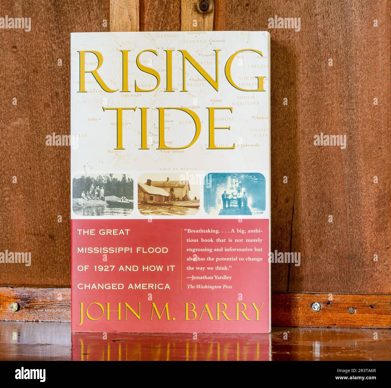 NEW ORLEANS, LA, USA - 24. MAI 2023: Titelseite des Buches „Rising Tide“ von John Barry Stockfoto