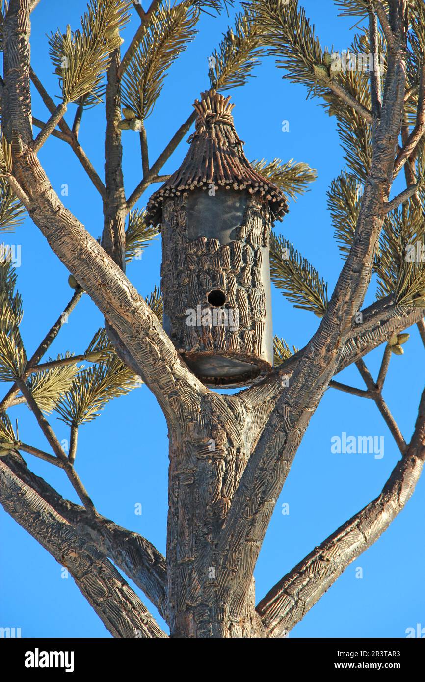 Skulptur eines Bienenstocks wilder Bienen aus Metall. Natürliche Skulptur in Sosnitsa. Bienenstock in Form von Stockfoto