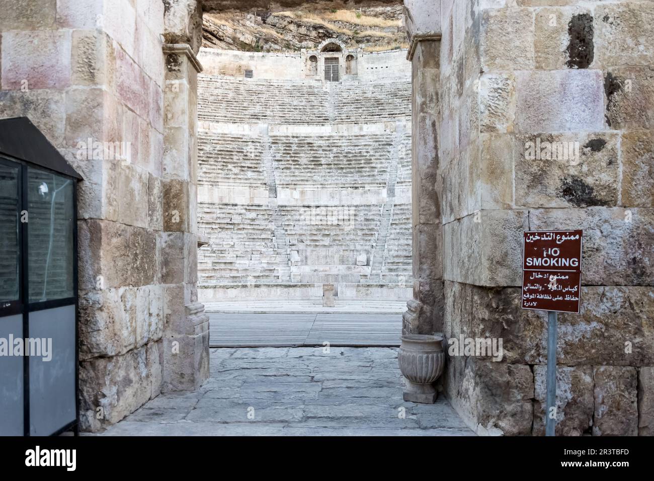 Blick auf das römische Theater von Amman, ein römisches Theater aus dem 2. Jahrhundert mit 6.000 Sitzplätzen, berühmtes Wahrzeichen in der jordanischen Hauptstadt Stockfoto Blick auf das römische Theater von Amman, ein römisches Theater aus dem 2. Jahrhundert mit 6.000 Sitzplätzen, berühmtes Wahrzeichen in der jordanischen Hauptstadt Stockfoto