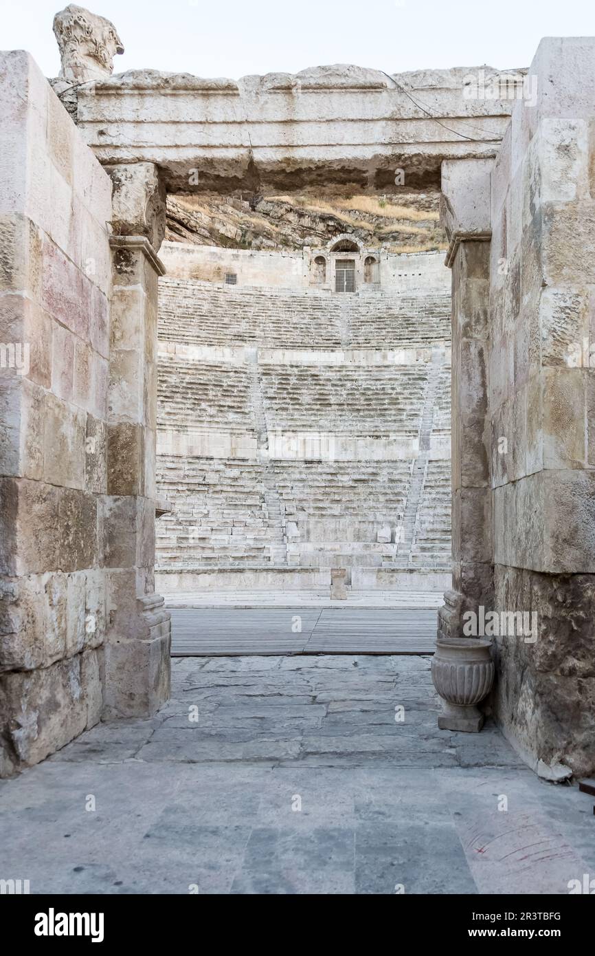 Blick auf das römische Theater von Amman, ein römisches Theater aus dem 2. Jahrhundert mit 6.000 Sitzplätzen, berühmtes Wahrzeichen in der jordanischen Hauptstadt Stockfoto Blick auf das römische Theater von Amman, ein römisches Theater aus dem 2. Jahrhundert mit 6.000 Sitzplätzen, berühmtes Wahrzeichen in der jordanischen Hauptstadt Stockfoto
