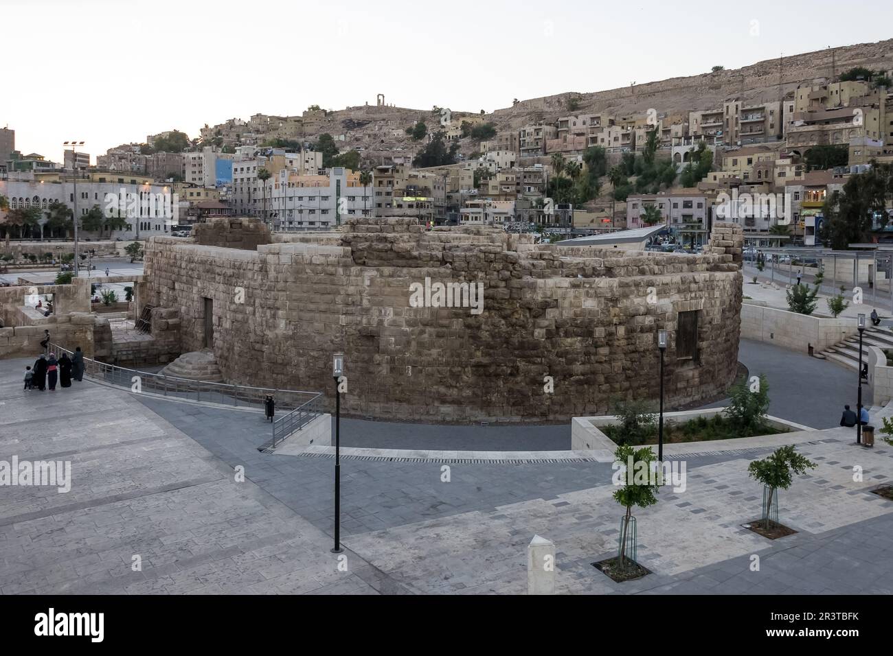Blick auf den erneuerten (2014) Hashemite Plaza, benannt nach der jordanischen Königsfamilie, den Haschemiten, im Stadtzentrum von Amman Stockfoto Blick auf den erneuerten (2014) Hashemite Plaza, benannt nach der jordanischen Königsfamilie, den Haschemiten, im Stadtzentrum von Amman Stockfoto