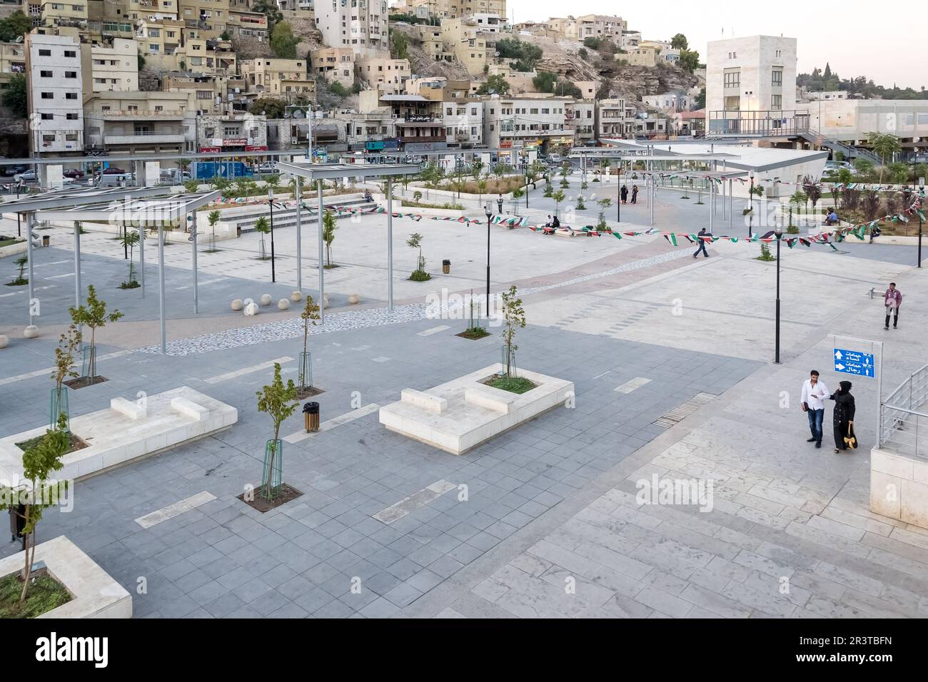 Blick auf den erneuerten (2014) Hashemite Plaza, benannt nach der jordanischen Königsfamilie, den Haschemiten, im Stadtzentrum von Amman Stockfoto Blick auf den erneuerten (2014) Hashemite Plaza, benannt nach der jordanischen Königsfamilie, den Haschemiten, im Stadtzentrum von Amman Stockfoto