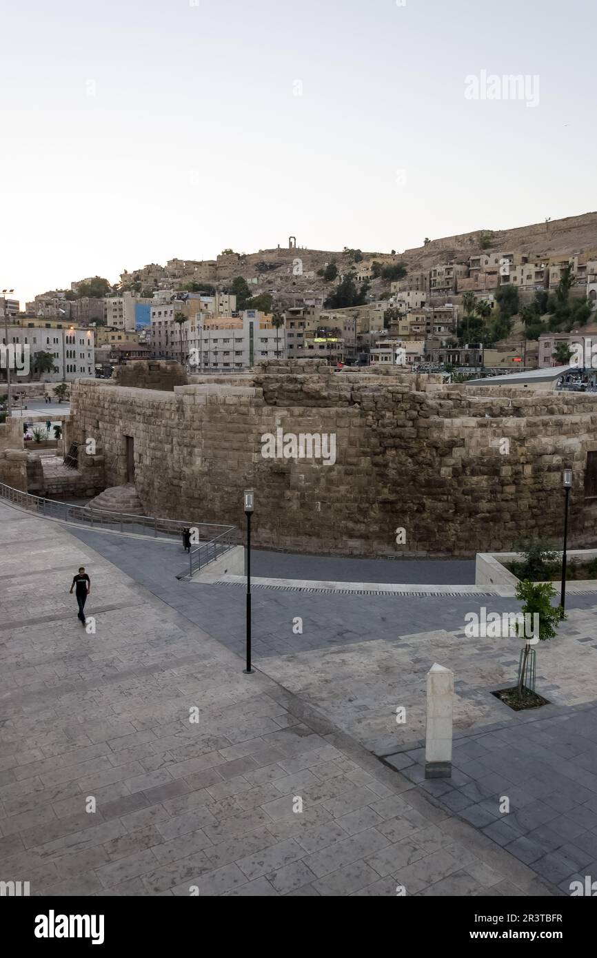 Blick auf den erneuerten (2014) Hashemite Plaza, benannt nach der jordanischen Königsfamilie, den Haschemiten, im Stadtzentrum von Amman Stockfoto Blick auf den erneuerten (2014) Hashemite Plaza, benannt nach der jordanischen Königsfamilie, den Haschemiten, im Stadtzentrum von Amman Stockfoto