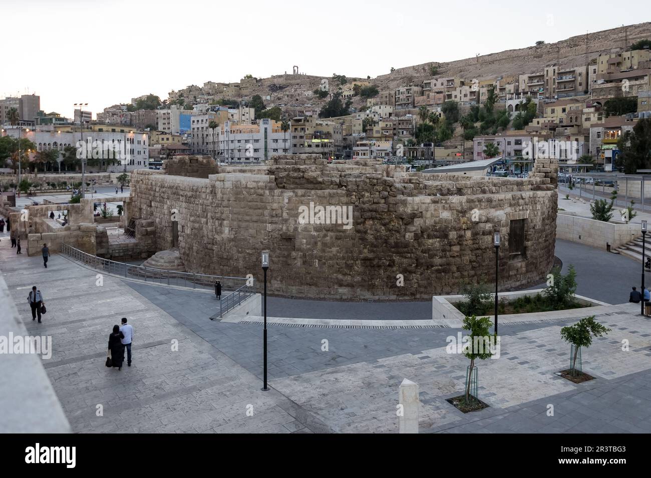 Blick auf den erneuerten (2014) Hashemite Plaza, benannt nach der jordanischen Königsfamilie, den Haschemiten, im Stadtzentrum von Amman Stockfoto Blick auf den erneuerten (2014) Hashemite Plaza, benannt nach der jordanischen Königsfamilie, den Haschemiten, im Stadtzentrum von Amman Stockfoto