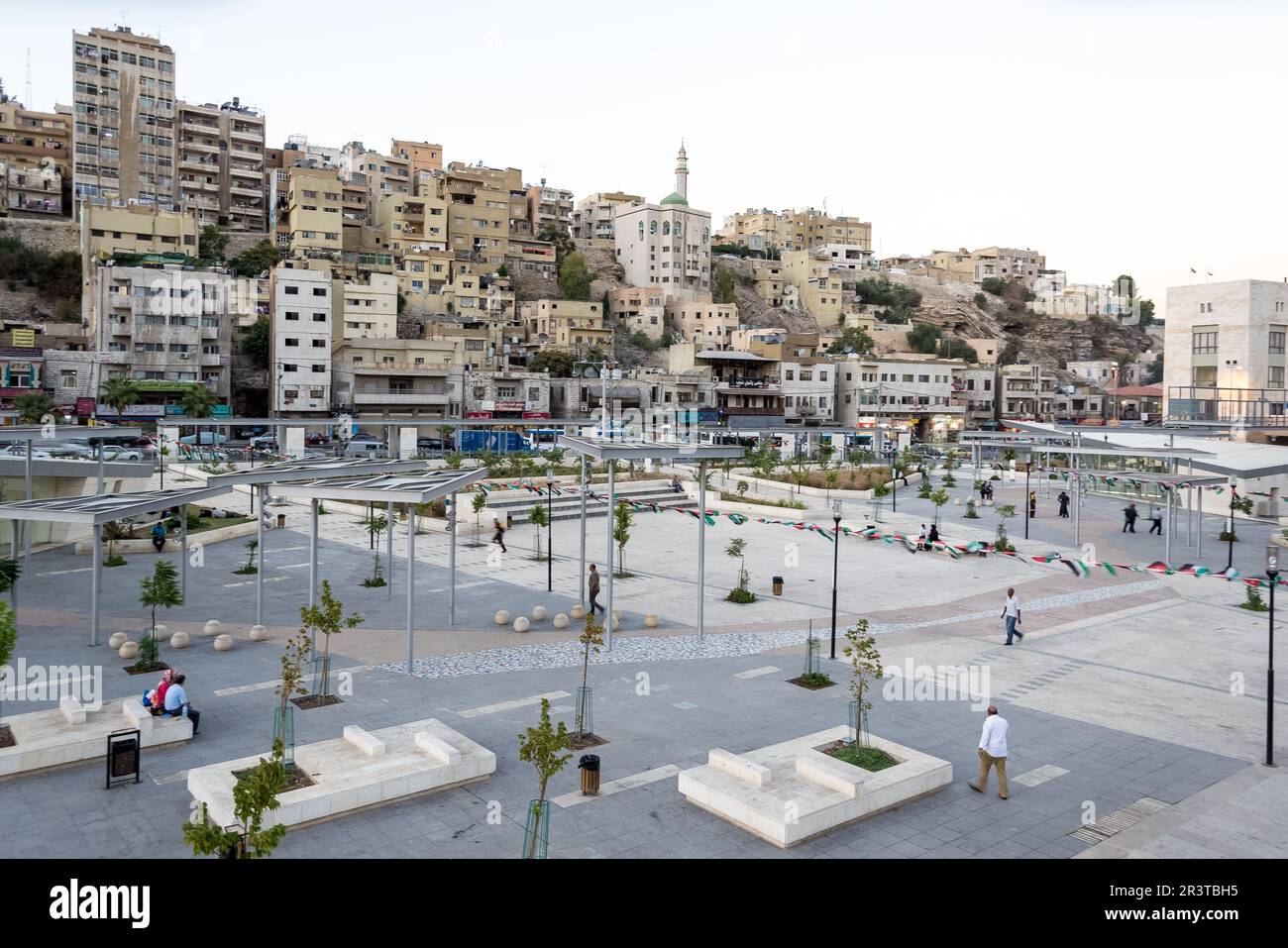 Blick auf den erneuerten (2014) Hashemite Plaza, benannt nach der jordanischen Königsfamilie, den Haschemiten, im Stadtzentrum von Amman Stockfoto