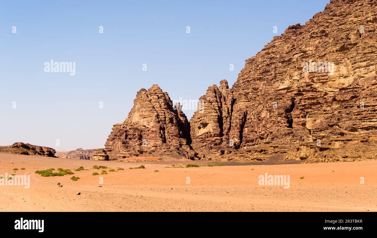 Wadi Rum (Tal des Mondes) in Südjordanien ist ein UNESCO-Weltkulturerbe, bekannt für seine roten Sanddünen und atemberaubenden Felsformationen Stockfoto