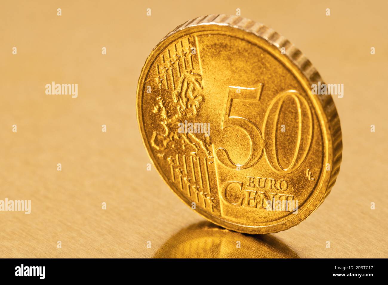 50-Cent-Münze auf goldenem Metallhintergrund Stockfoto