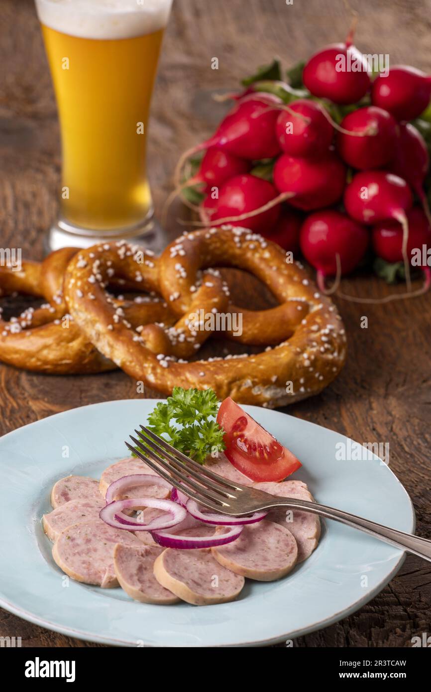 Bayerischer Wurstsalat auf dunklem Holz Stockfoto