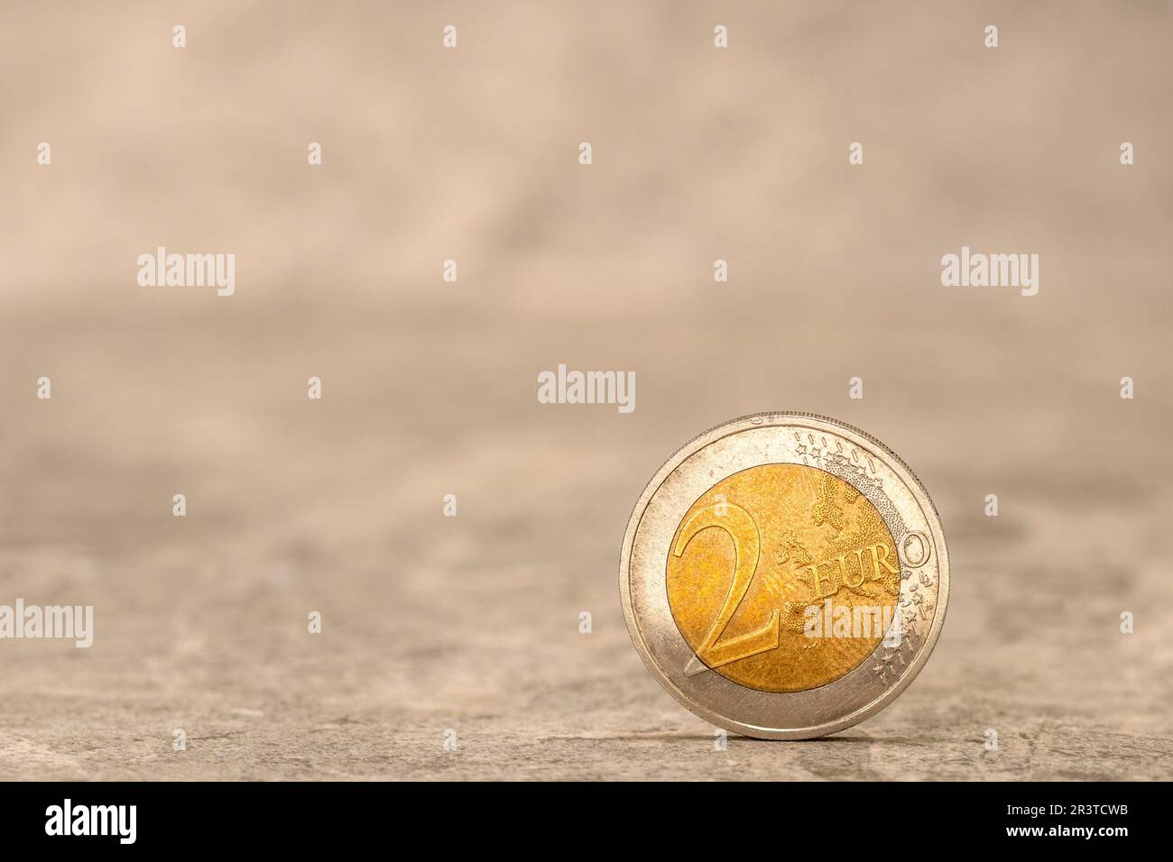 2-Euro-Münze auf Steinhintergrund mit Kopierraum Stockfoto
