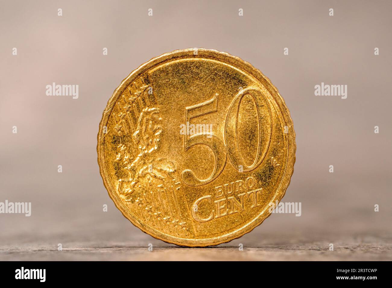 50-Cent-Münze auf grauem Steinhintergrund Stockfoto
