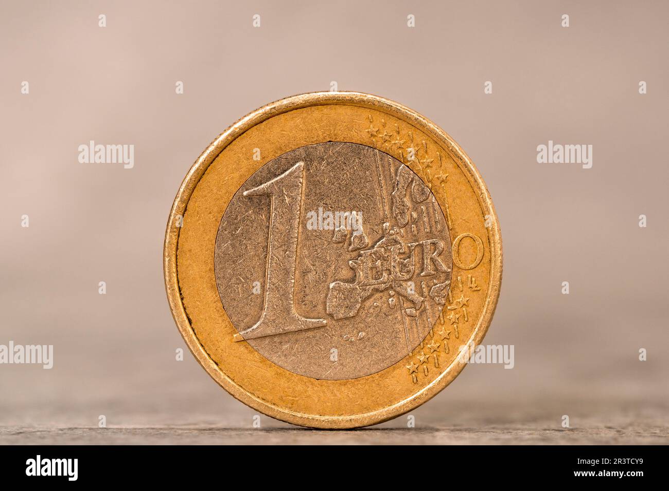 Nahaufnahme einer Euro-Münze auf grauem Steinhintergrund Stockfoto