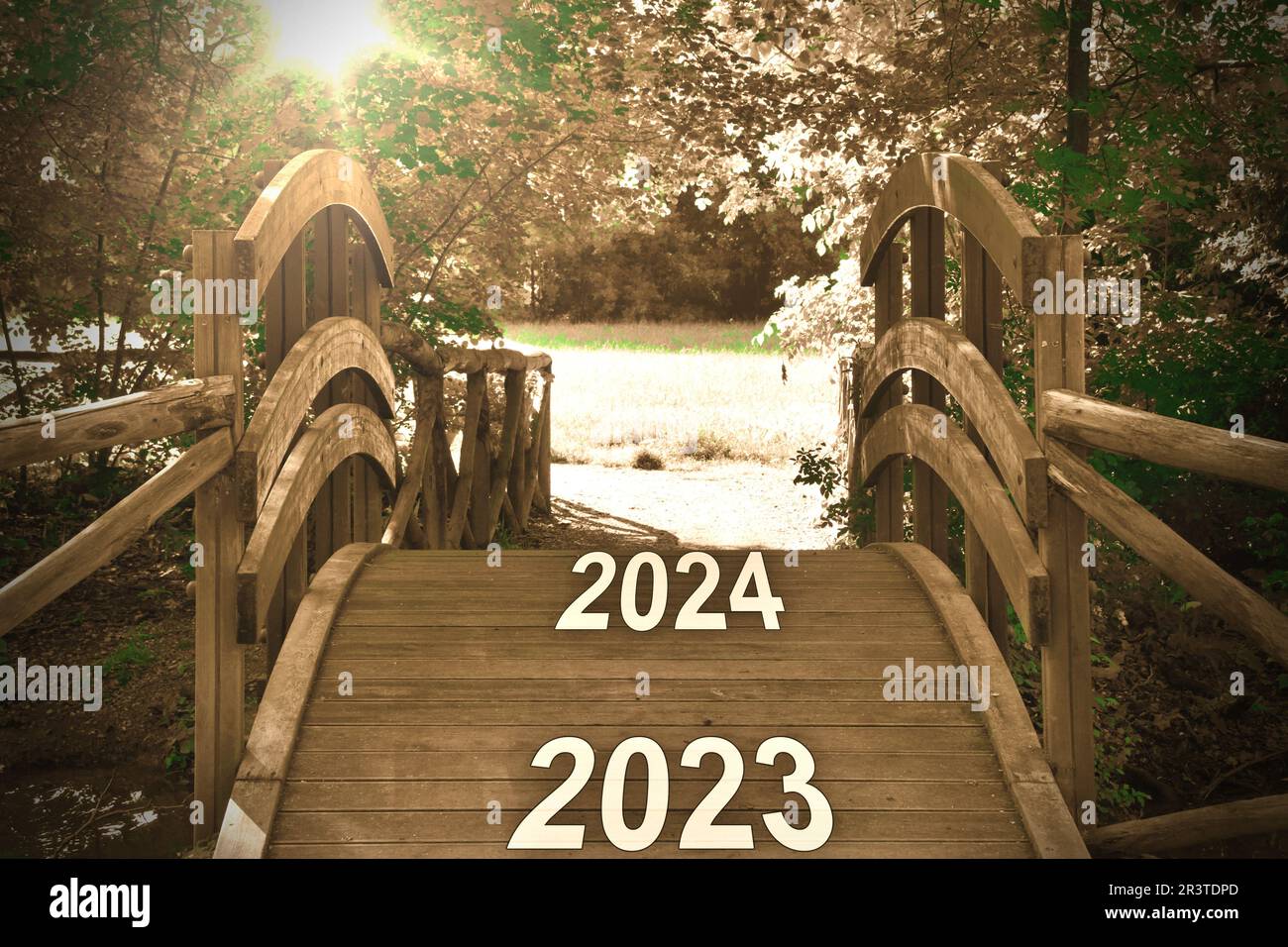 Mit der Holzbrücke beginnt die Planung des 2023 2024 . Konzept der Herausforderung „Geschäftsbeginn“ und Idee einer wachstumsorientierten Haltung. Stockfoto