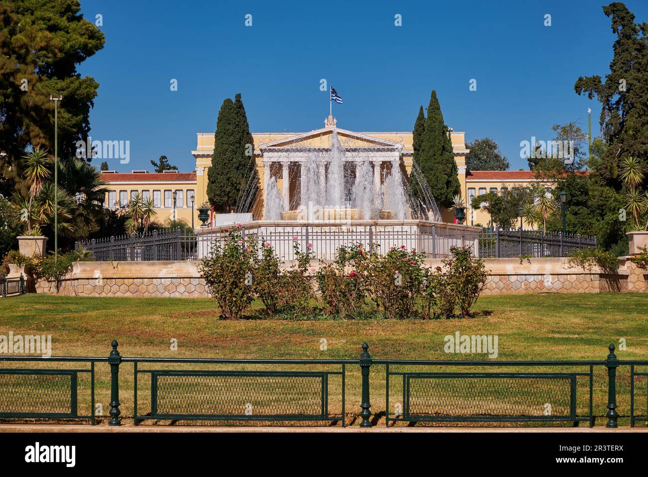 Zappeion: Großes, palastartiges neoklassizistisches Gebäude neben den Nationalgärten von Athen im Herzen von Athen, Griechenland Stockfoto