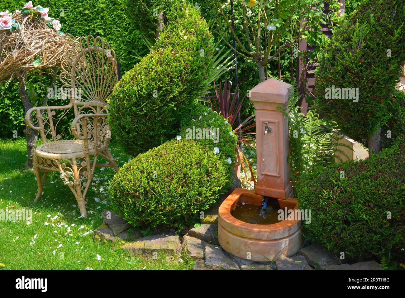 Schöne Gartenanlage im Sommer, Ziergarten Stockfoto