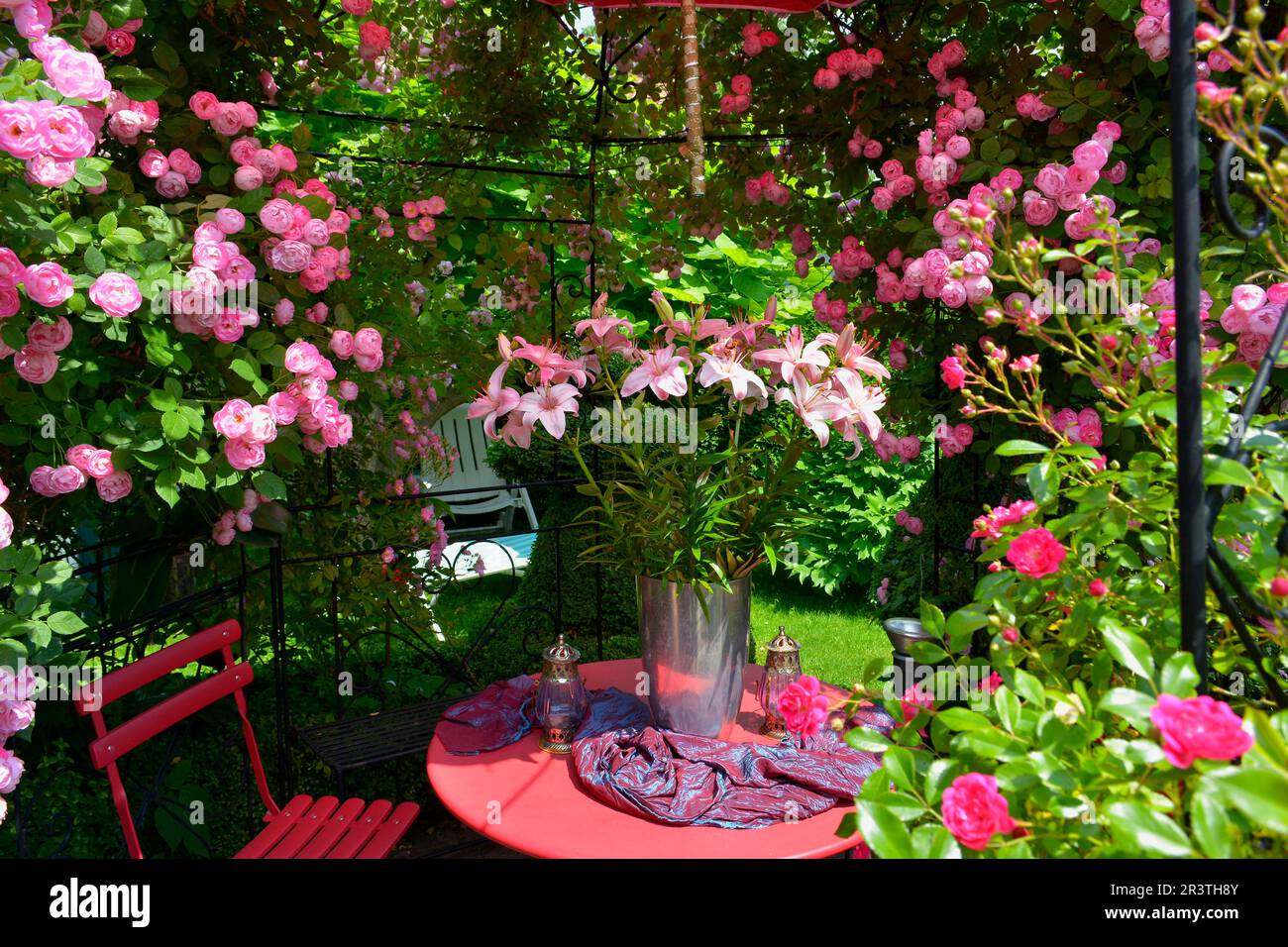 Rosen im Pavillon mit Lilienstrauß, Ziergarten Stockfoto