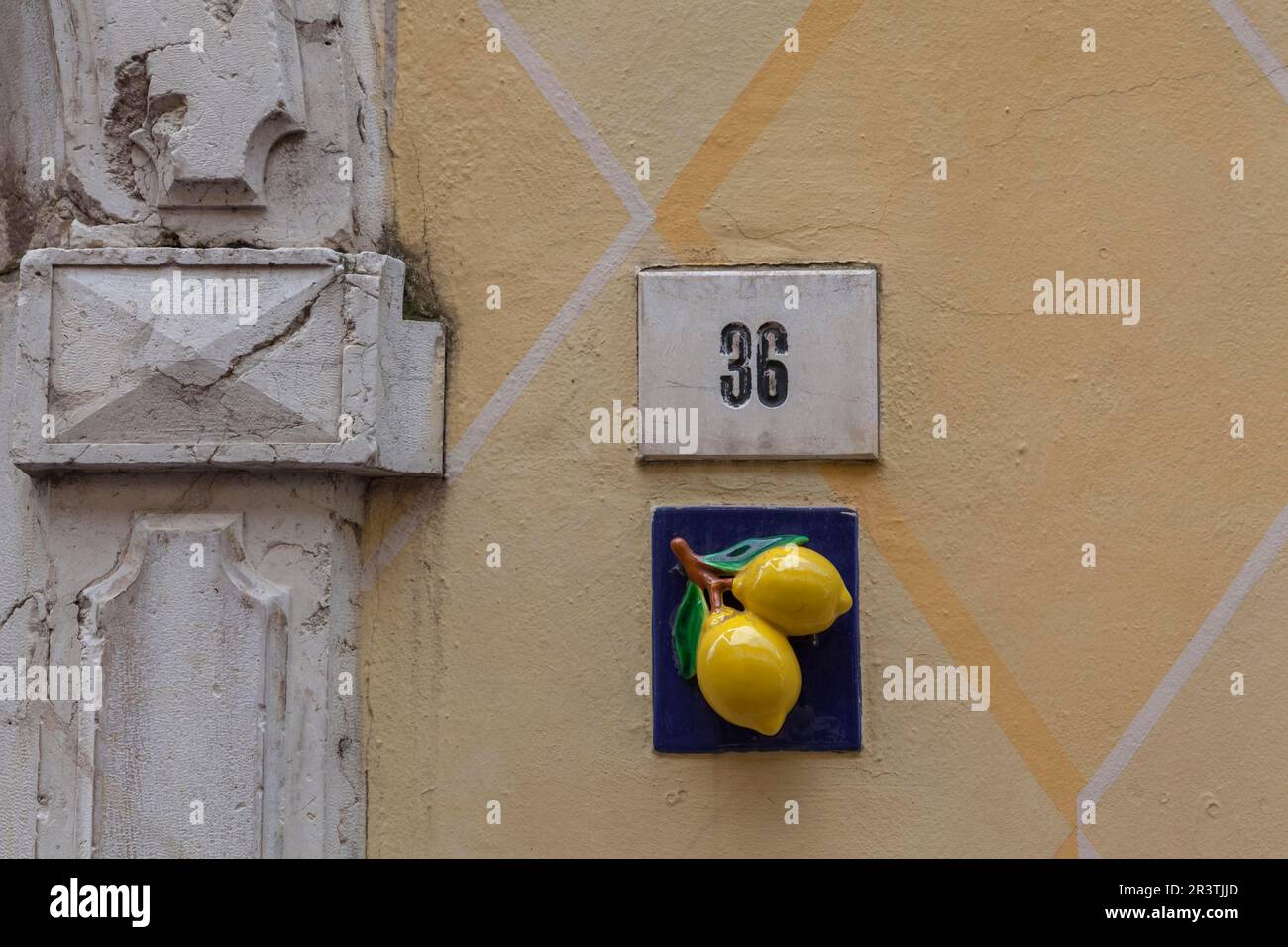 Hausnummer mit Zitronendekoration Stockfoto