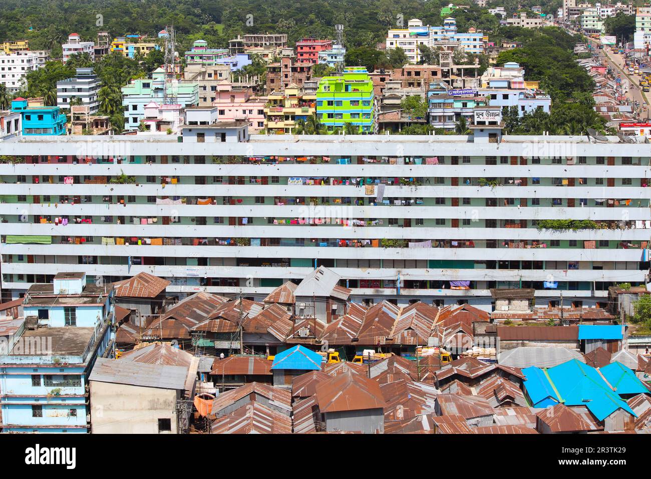 Urbanisierung. Chowmuhani, Noakhali, Bangladesch aus der Vogelperspektive. Eine andere Lebensperspektive. Diskriminierung in den Städten. Stockfoto