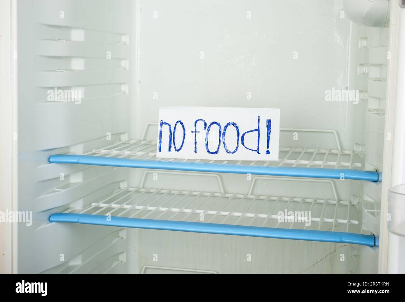 Kennzeichnen Sie „No Food“ (kein Essen) in einem leeren Kühlschrank Stockfoto