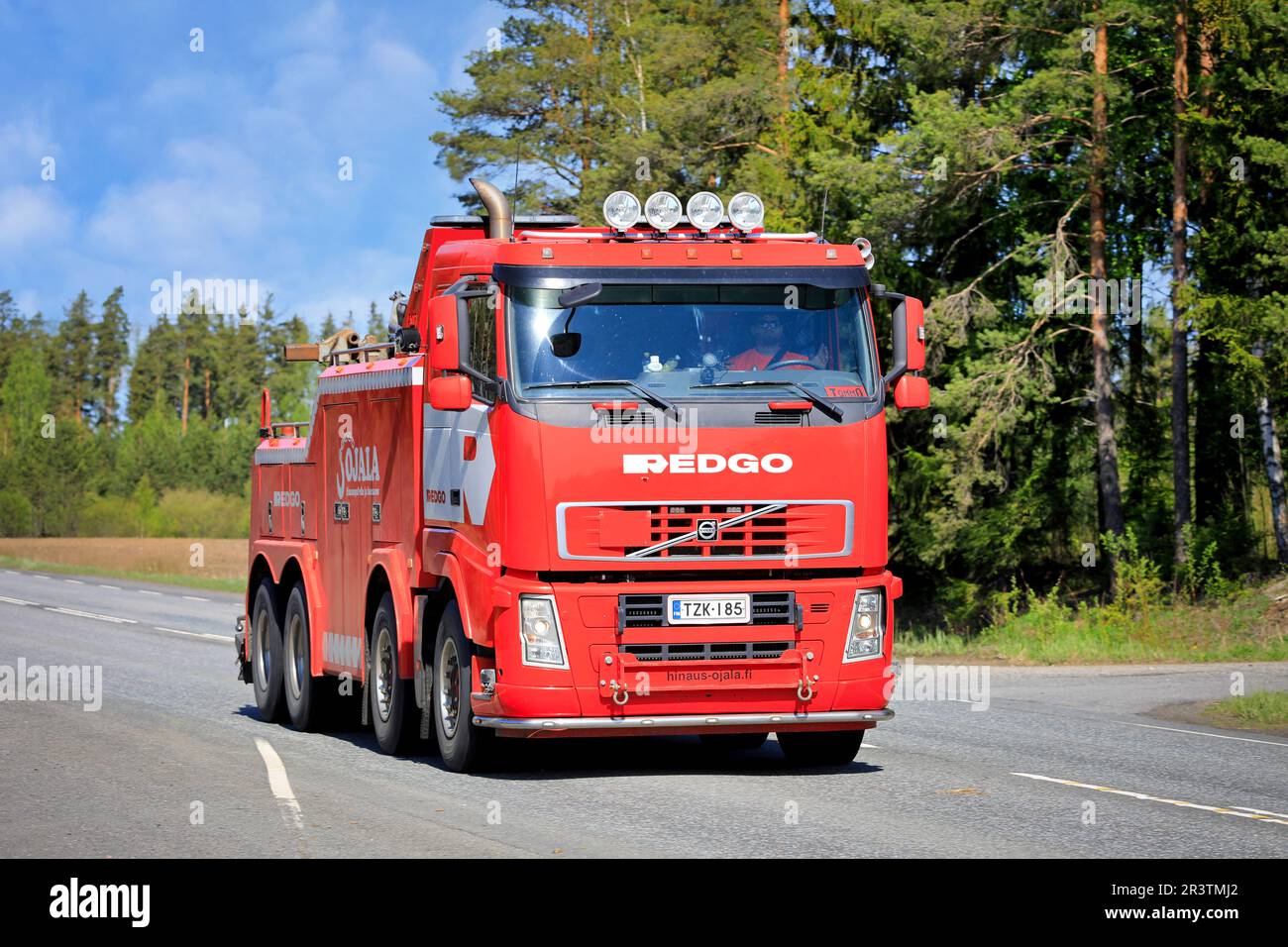 Red Volvo FH Hochleistungs-Bergungsfahrzeug auf dem Highway 2. Jokioinen, Finnland. 19. Mai 2023. Stockfoto