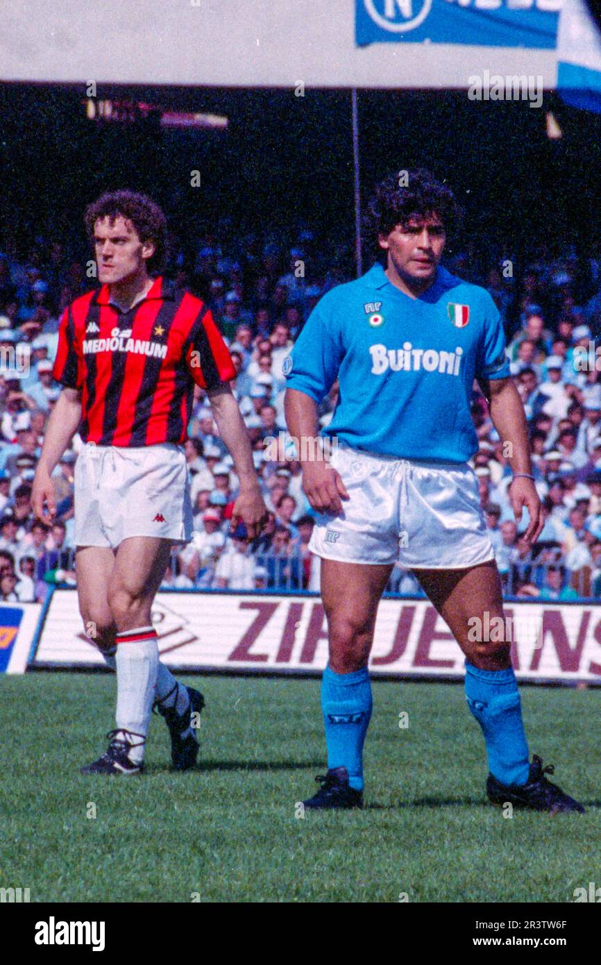 Roberto Donadoni (AC Mailand) L. und Diego Armando Maradona (SSC Neapel) Stockfoto