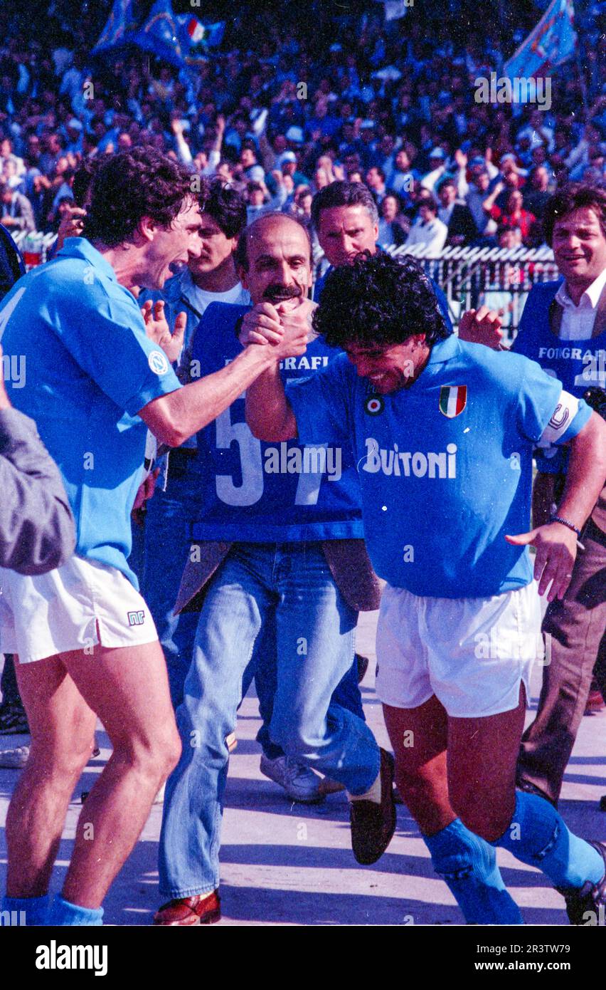 Careca (SSC Neapel) ist gegangen, dank Diego Armando Maradona (SSC Neapel) für den temporären 1:1-Equalizer Stockfoto