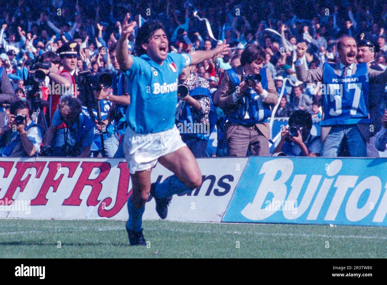 Diego Armando MARADONA (SSC Napoli) feiert, nachdem er einen Freistoß erzielt hat, um 1:1 zu erreichen Stockfoto