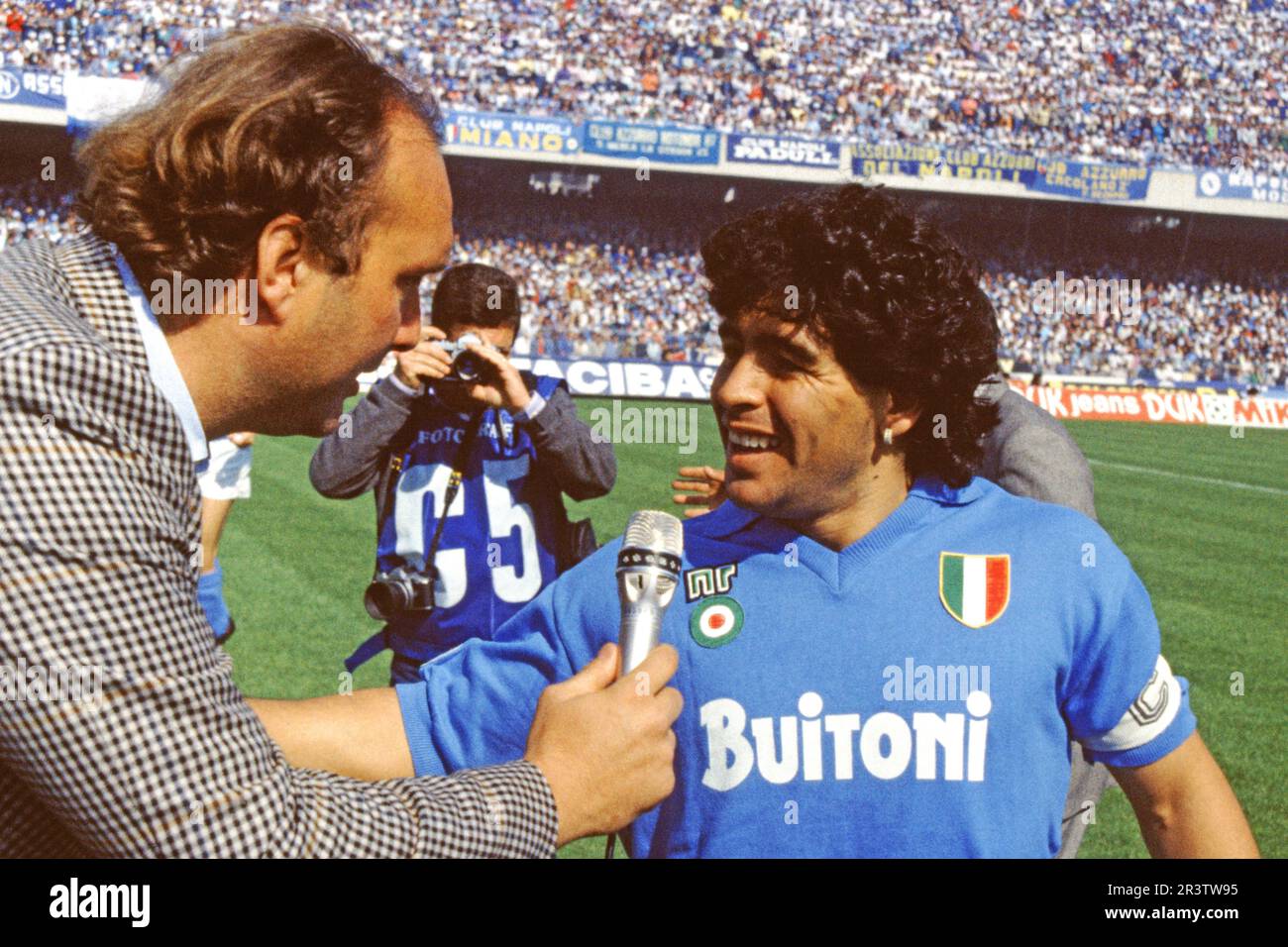 Diego Armando MARADONA (SSC Napoli) wird direkt vor dem Anpfiff vom italienischen Sportreporter Giampiero GALEAZZI (RAI) interviewt Stockfoto