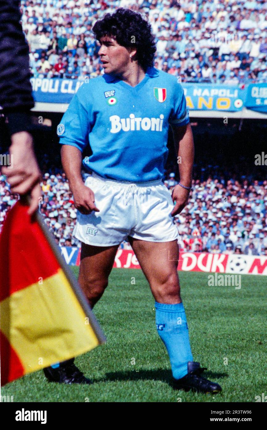 Diego Armando MARADONA (SSC Napoli) vor dem Linienmann Stockfoto
