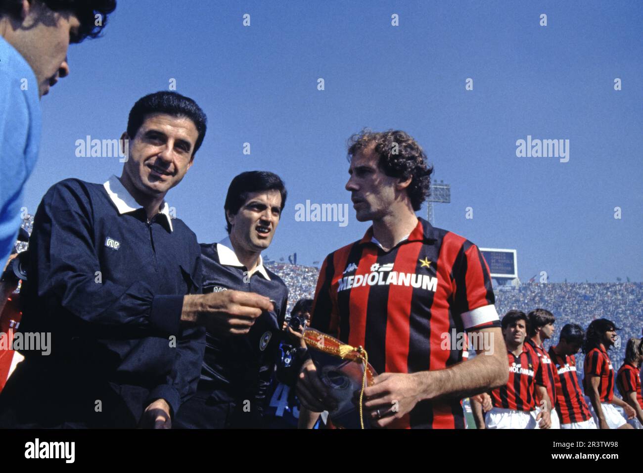 Franco BARESI (AC Mailand) r. und Schiedsrichter Rosario LO BELLO vor der Pfeife mit Diego Armando MARADONA (SSC Napoli) l. gleich links Stockfoto