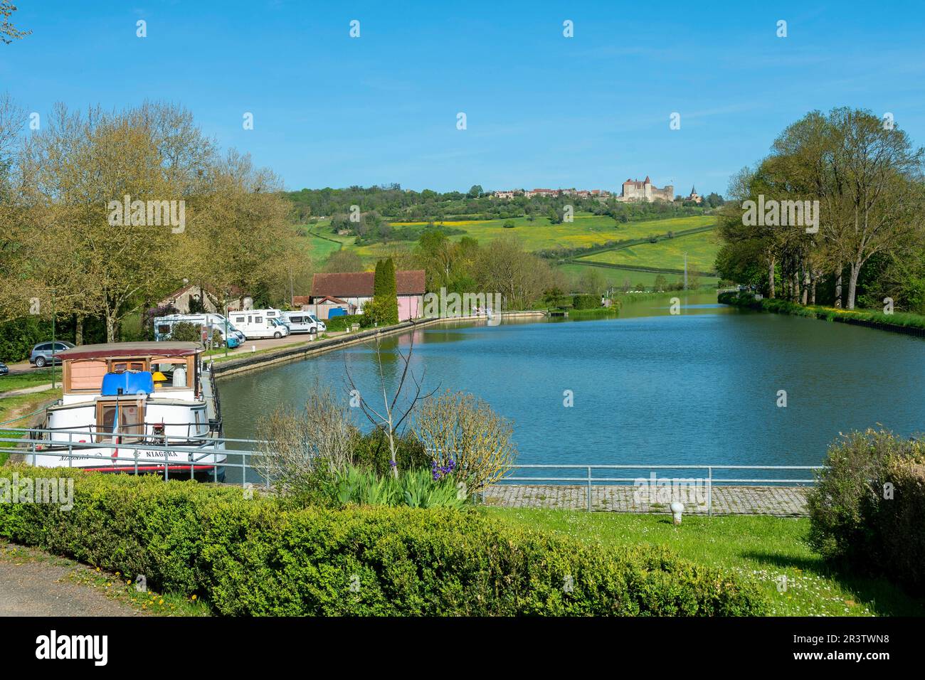 Der Burgunder Kanal und die alte Festung von Chateauneuf-en-Auxois aus dem 12. Jahrhundert. Cote d'Or. Bourgogne Franche Comte. Frankreich Stockfoto