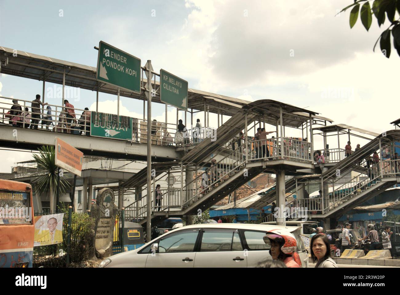 Fußgängerüberquerung in Jatinegara, East Jakarta, Jakarta, Indonesien. Stockfoto