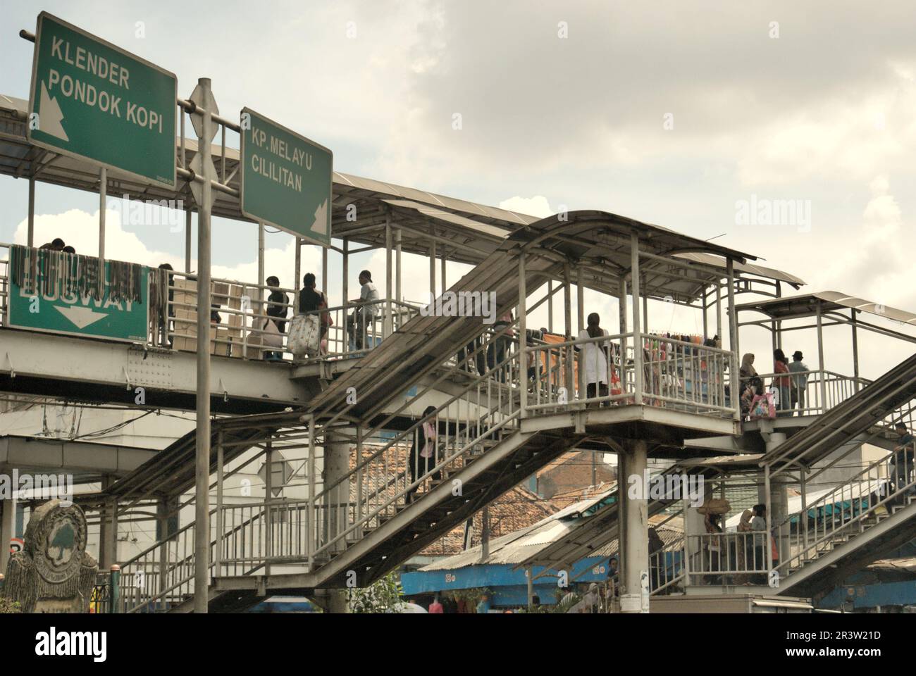 Fußgängerüberquerung in Jatinegara, East Jakarta, Jakarta, Indonesien. Stockfoto
