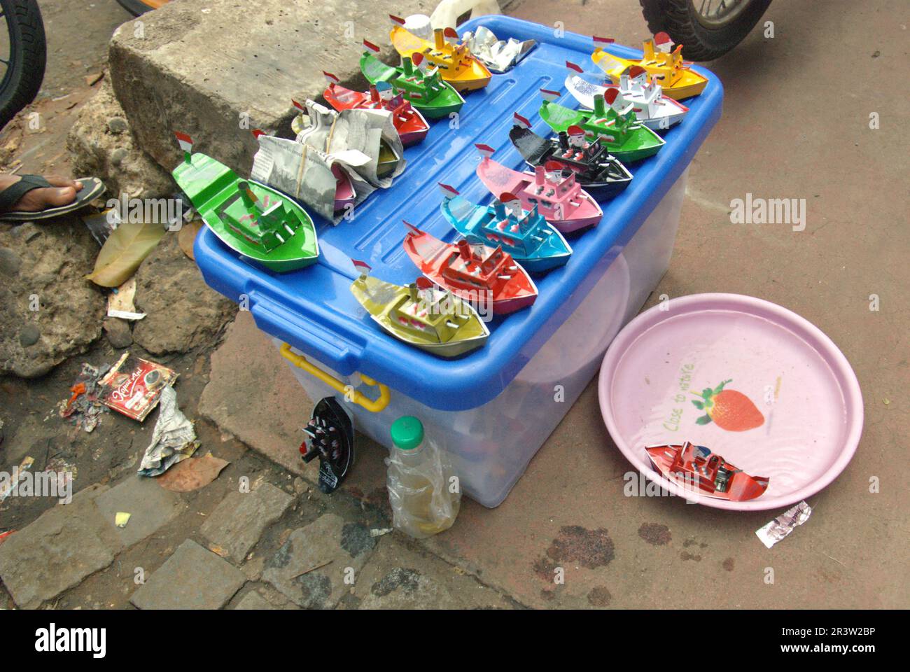 Auf einem Straßenmarkt in Jatinegara, East Jakarta, Jakarta, Indonesien, werden Boote für Kinder aus Metall verkauft. Stockfoto