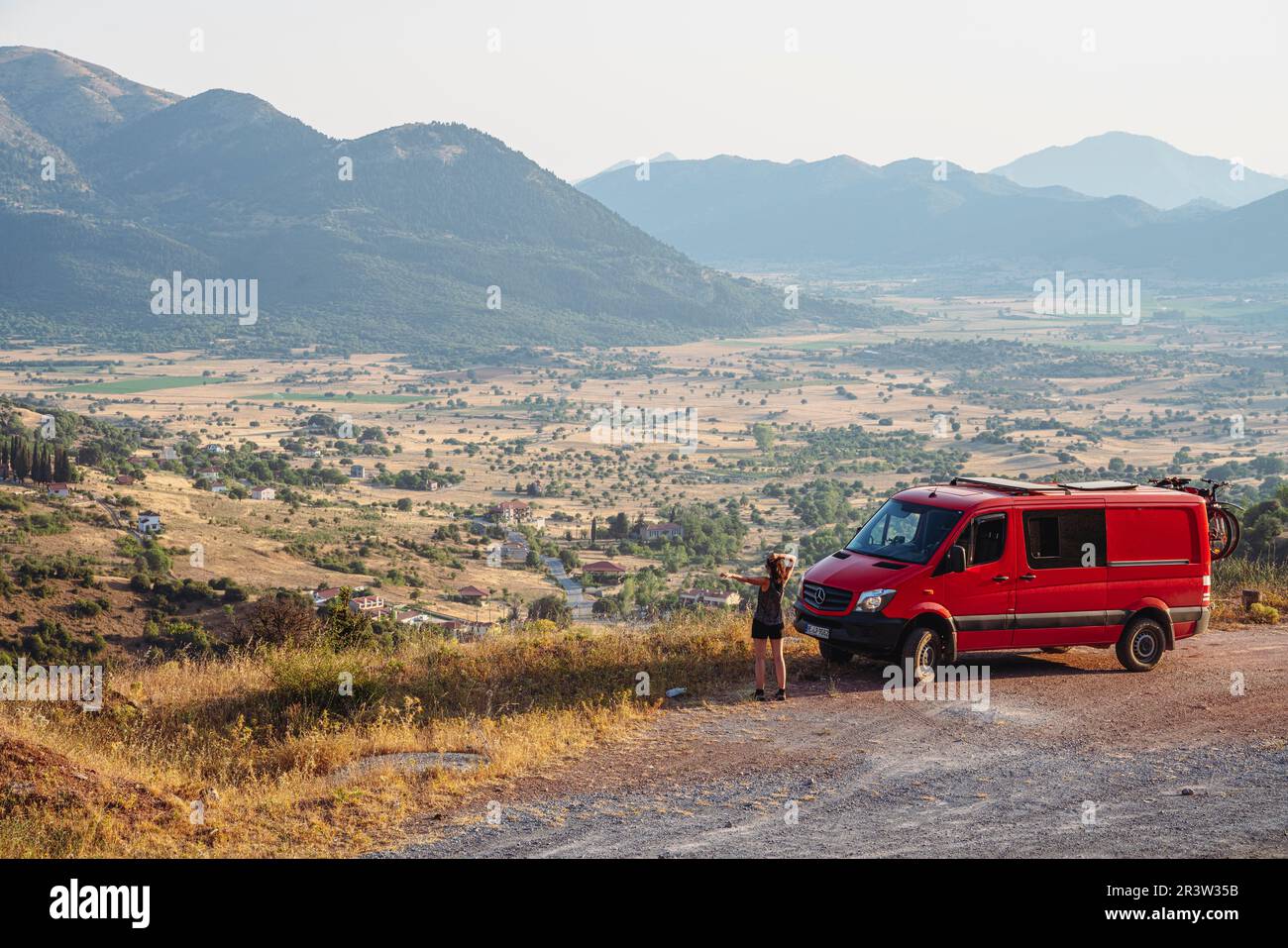 4x4-Campervan auf dem Weg nach Kalavryta von Olympia, Peloponnes, Griechenland Stockfoto