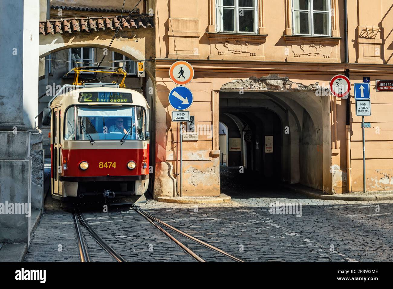 Straßenbahn auf der kopfsteingepflasterten Straße im alten historischen Teil von Prag, Tschechien. Stockfoto