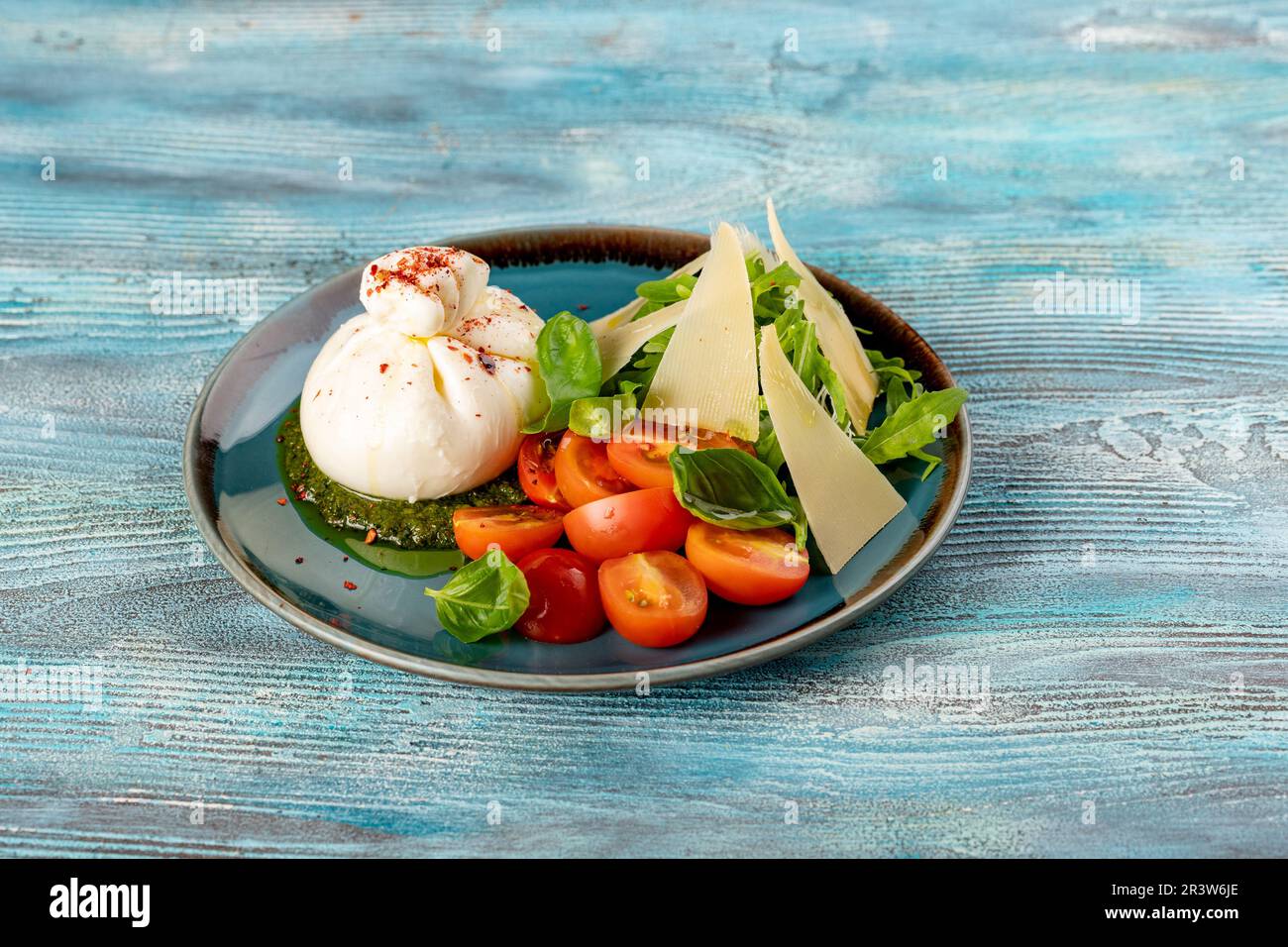 Tomatensalat mit Mozzarella, Pesto-Sauce und Basilikum, Pesto aus ...
