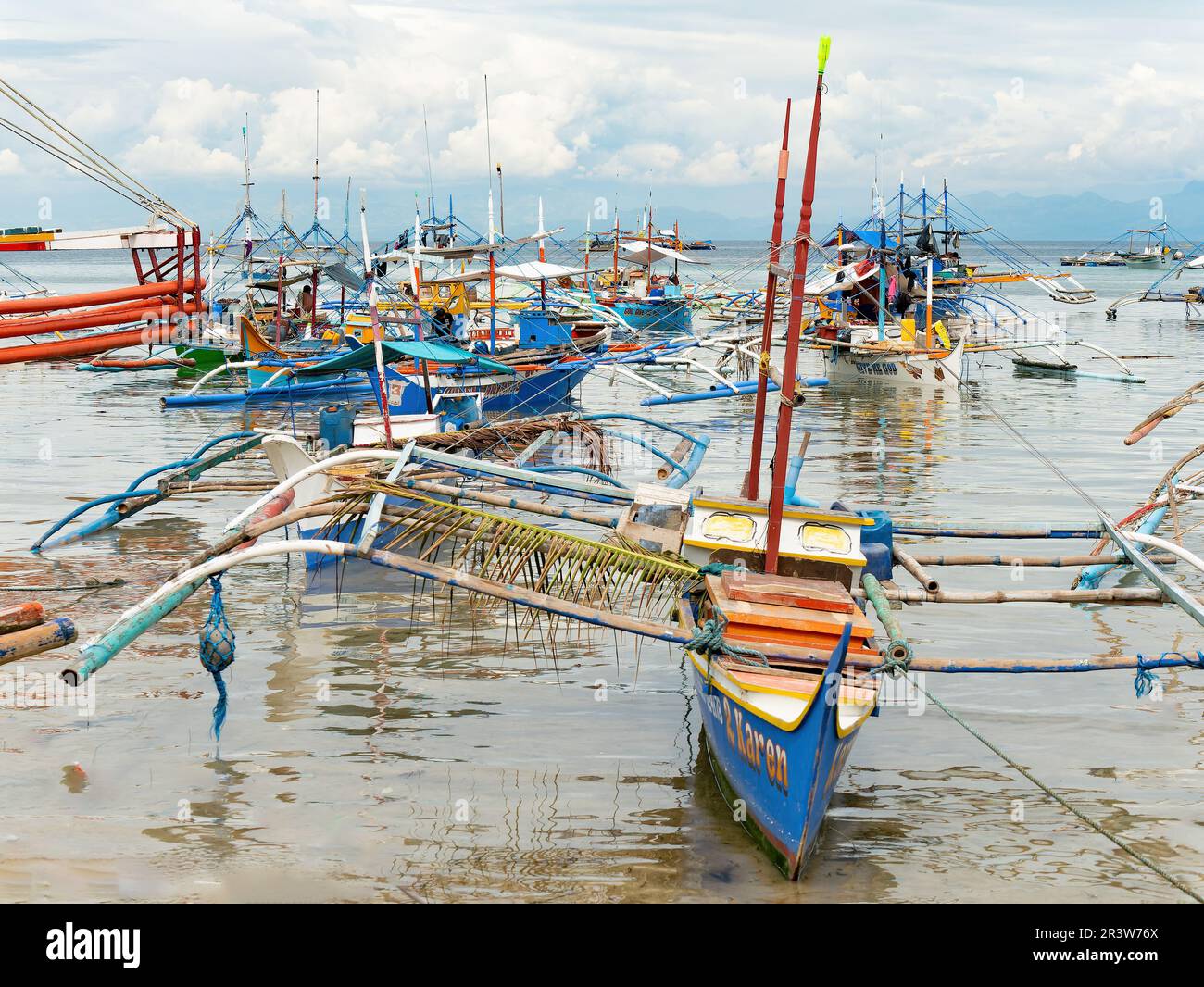 Traditionelle Fischerboote mit Auslegern in Tinoto, Maasim, in der Provinz Sarangani auf den Philippinen. Stockfoto